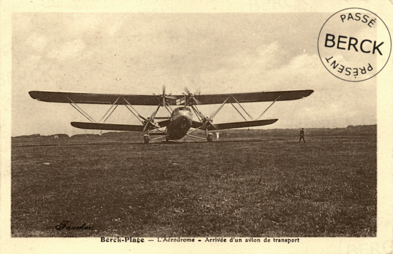 L'Aérodrome - Arrivée d'un avion de transport
