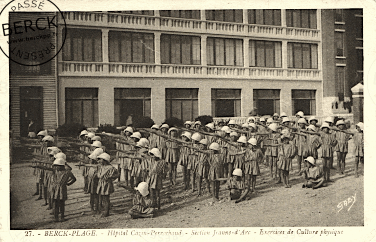 27 - Hôpital Cazin-Perrochaud - Section Jeanne d'Arc - Exercices de Culture physique