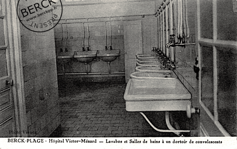 Hôpital Victor-Ménard - Lavabos et Salles de bains à un dortoir de convalescents