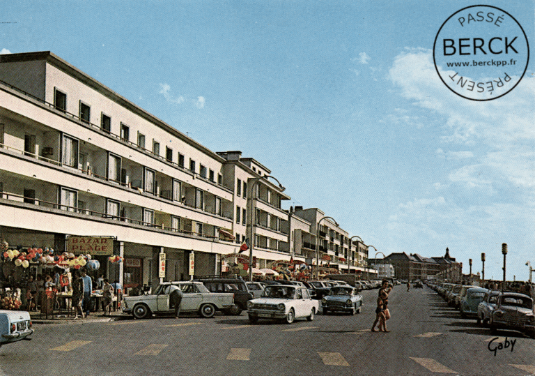 35 - L'Esplanade - A l'arrière plan, l'Hôpital Maritime