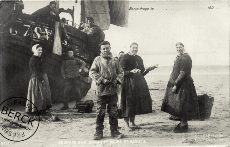 17 - Equipage d'un bateau de pêche et famille