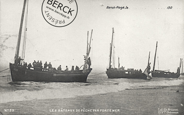 39 - Les bateaux de pêche par forte mer
