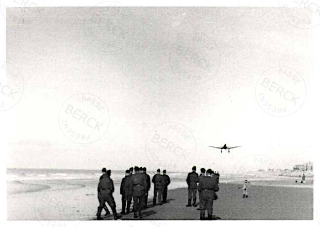 Stuka survolant la plage (Février 1941)