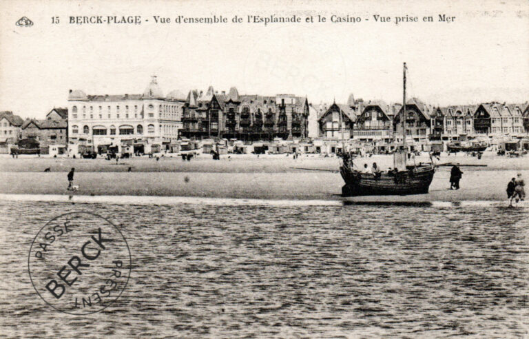 15 - Vue d'ensemble de l'Esplanade et le Casino