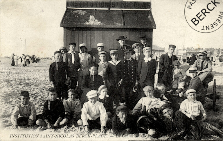 INSTITUTION SAINT-NICOLAS - La Cabine sur la Plage 1908