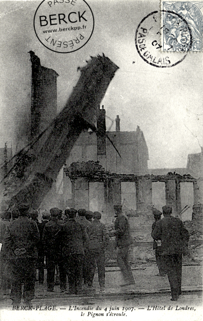 L'incendie du 4 juin 1907 - L'Hôtel de Londres, le pignon s'écroule