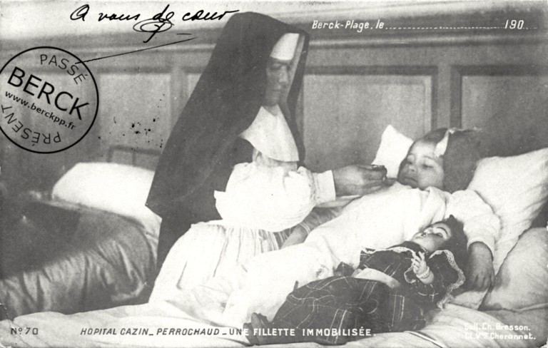 70 - Hôpital Cazin-Perrochaud - Une fillette immobilisée