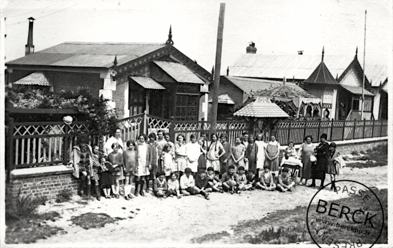 Groupe devant les chalets NOUVELLE AURORE
