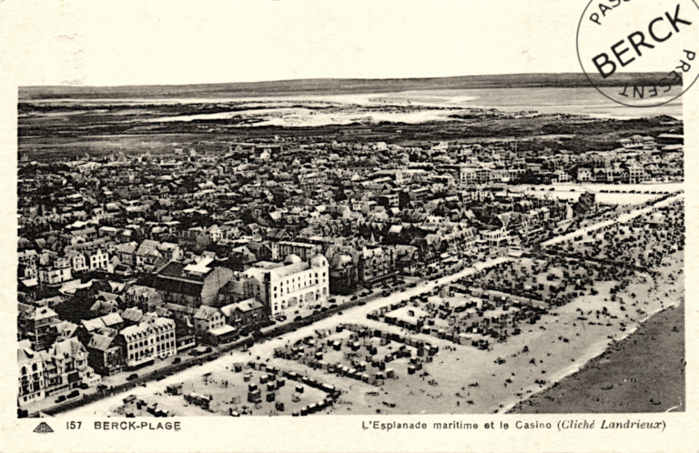 157 - L'Esplanade maritime et le Casino (Cliché Landrieux)