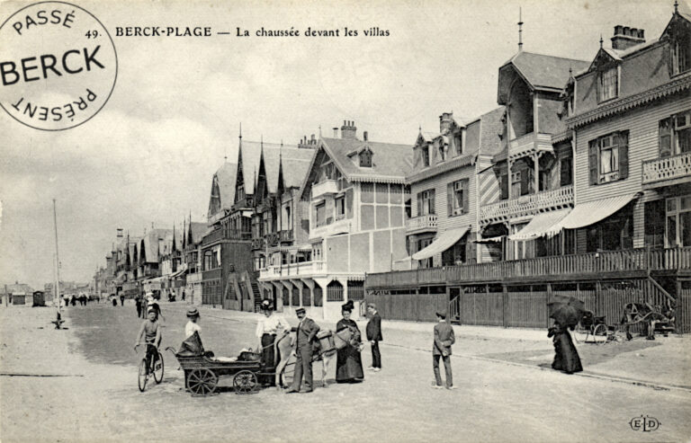 49 - La chaussée devant les villas