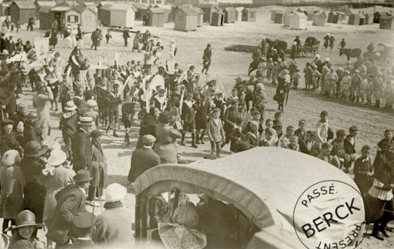 Procession sur la plage