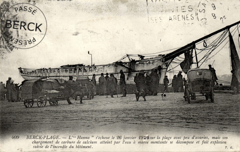 409 - l'" Hanna " s'échoue le 26 janvier 1914 sur la plage avec peu d'avaries, mais son chargement de carbure de calcium atteint par l'eau à marée montante se décompose et fait explosion suiviue de l'incendie du bâtiment