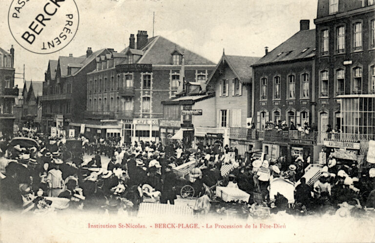 Institution St-Nicolas - BERCK-PLAGE - La Procession de la Fête-Dieu