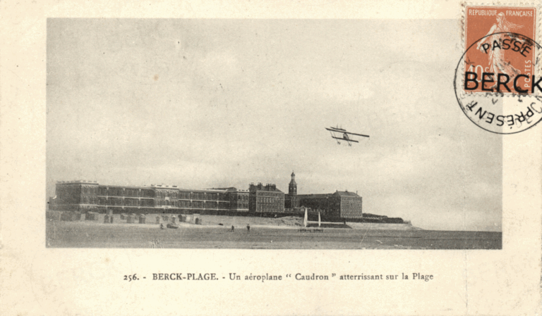 256 - Un aéroplane ' Caudron ' atterrissant sur la Plage