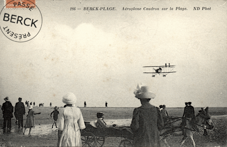286 - Aéroplane Caudron sur la Plage
