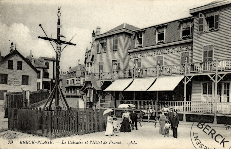 79 - Le Calvaire et l'Hôtel de France