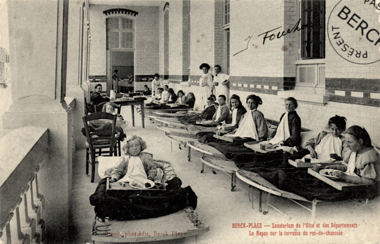 Sanatorium de l'Oise et des Départements - Le Repas sur la terrasse du rez-de-chaussée