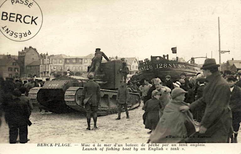 Mise à la mer d'un bateau de pêche par un tank anglais