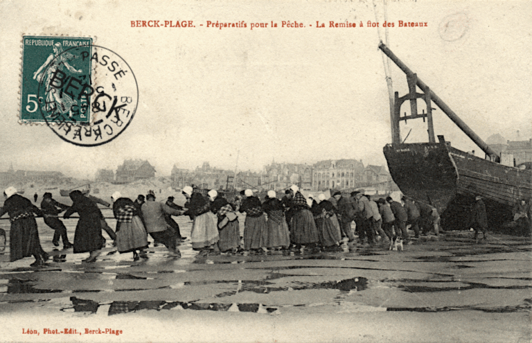 Préparatifs pour la Pêche - La Remise à flot des Bateaux