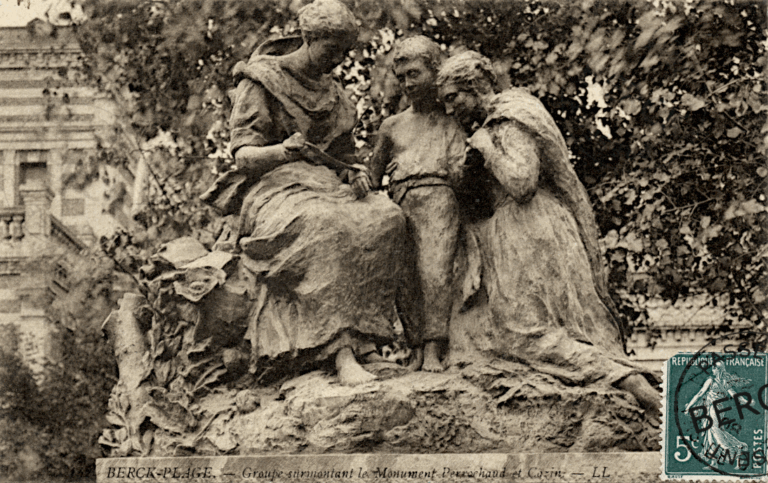 142 - Groupe surmontant le Monument Perrochaud et Cazin