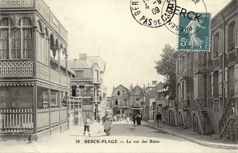 38 - La rue des Bains