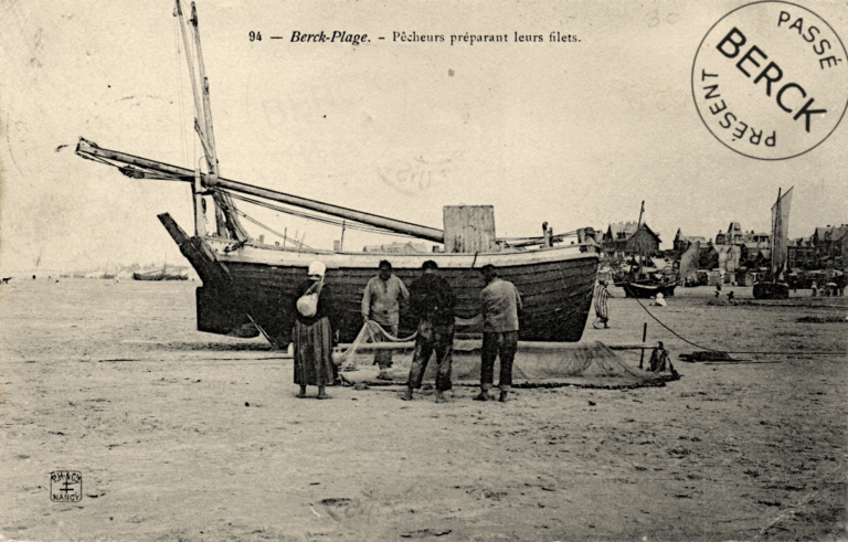 94 - Pêcheurs préparant leurs filets