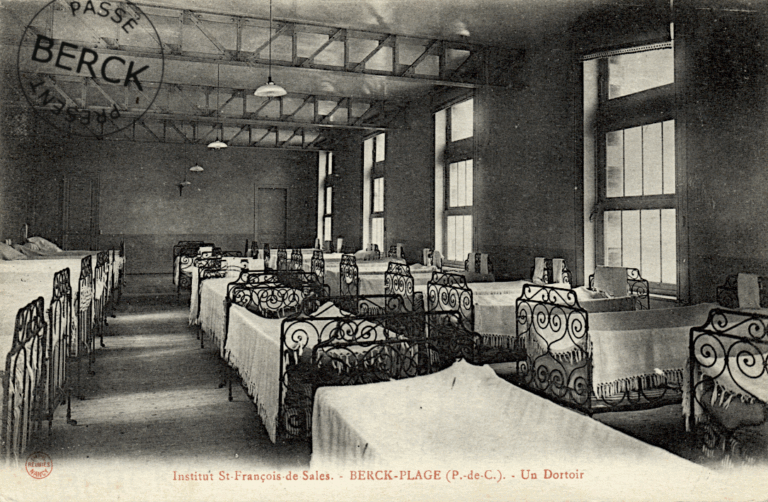 Institut St-François-de-Sales - Un Dortoir