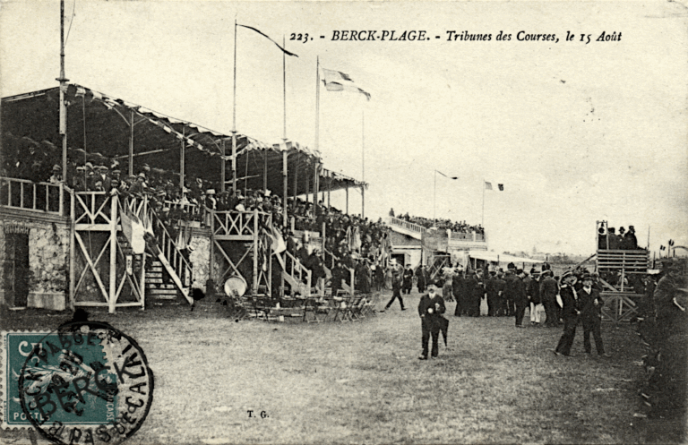 223 - Tribunes des Courses, le 15 Août