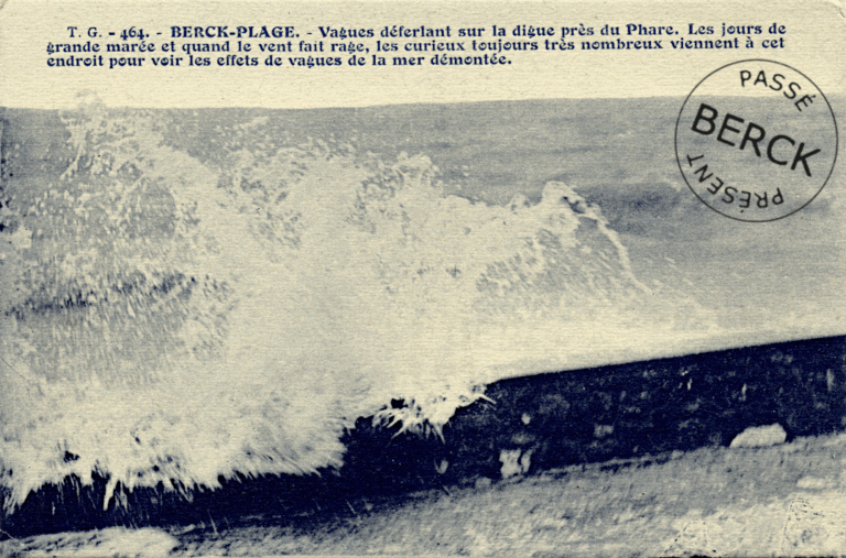 464 - Vagues déferlant sur la digue près du Phare
