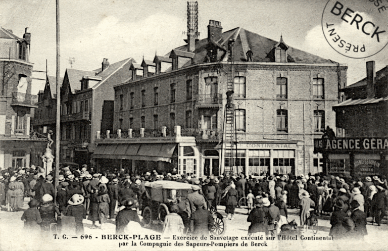 696 - Exercice de Sauvetage exécuté sur l'Hôtel Continental par la Compagnie des Sapeurs-Pompiers de Berck