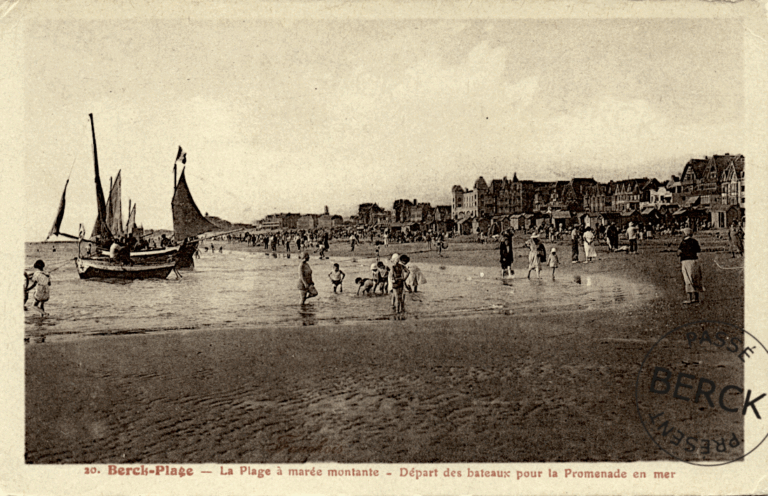 20 - La Plage à marée montante - Départ des bateaux pour la promenade en mer