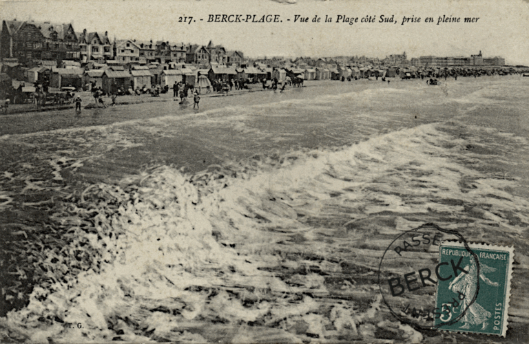 217 - Vue de la Plage côté Sud, prise en pleine mer