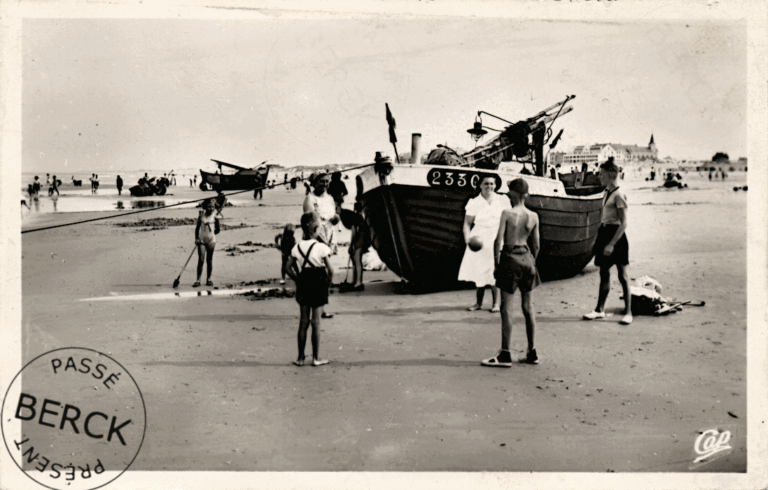 24 - La Plage et les Barques de Pêcheurs