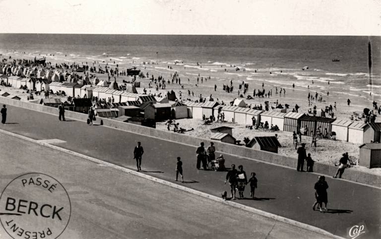 39 - L'Esplanade et la Plage à marée haute