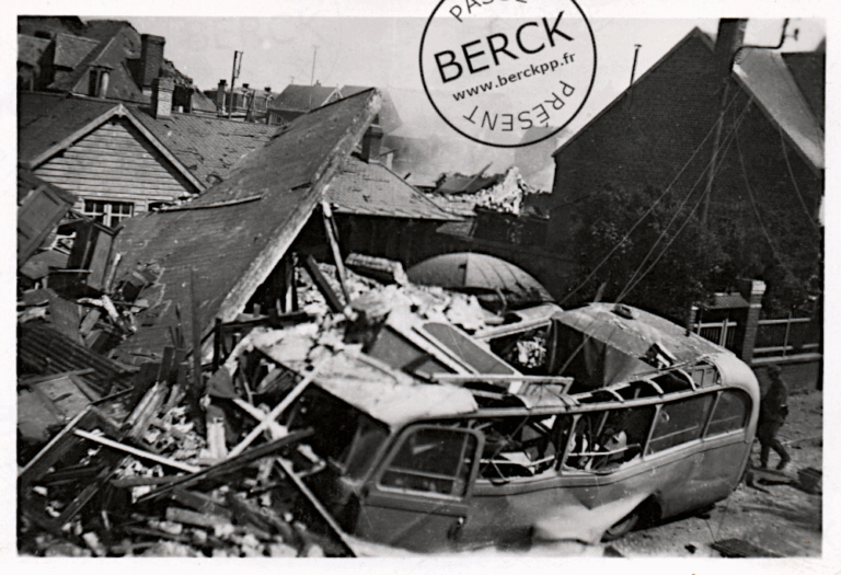 Une rue bombardée (Juillet 1944)