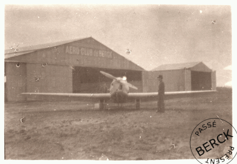 Avions stationnés à l'aérodrome ( 2 photos )