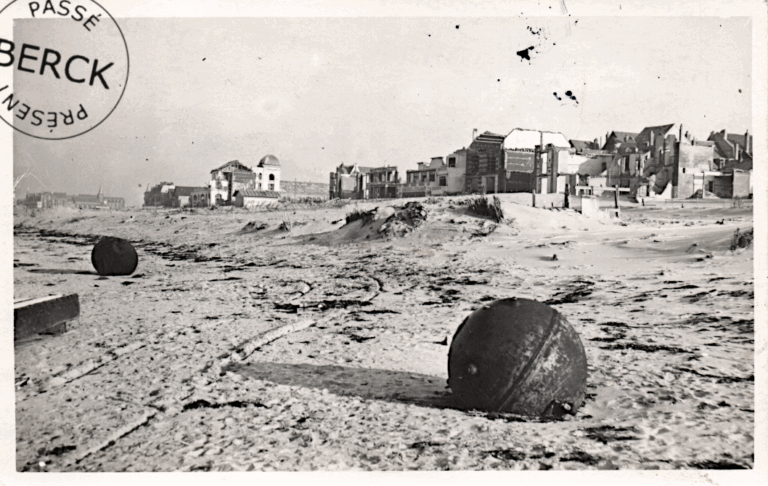 Mines marines échouées sur la plage
