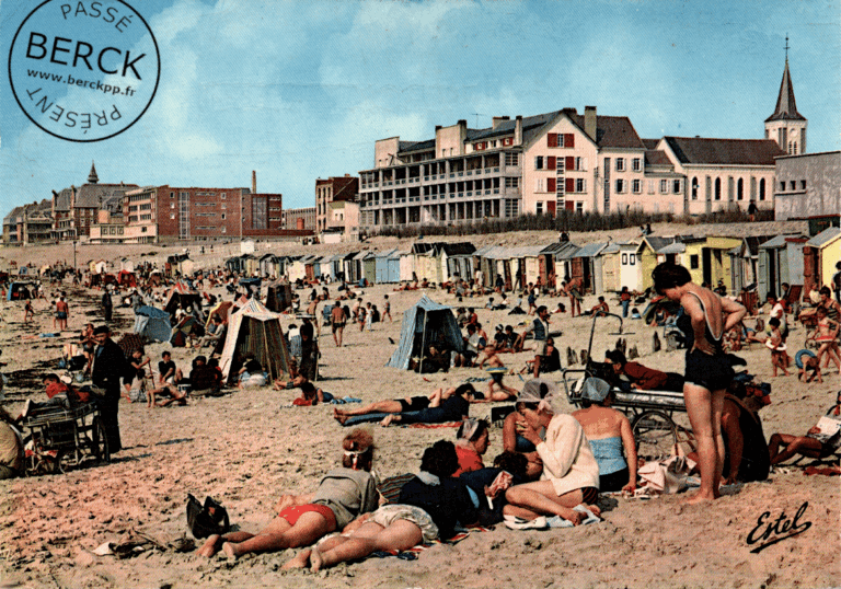 Vue sur la plage et la digue promenade