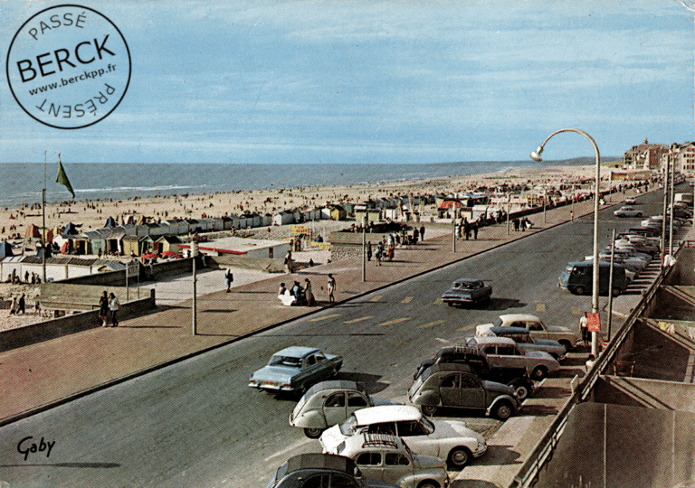 7 – L’Esplanade et la Plage – A l’arrière plan, les Hôpitaux
