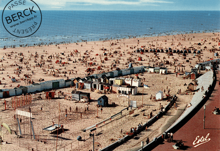 La plage et les jeux, vue de l'esplanade