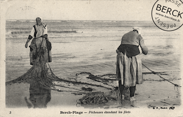 3 - Pêcheuses étendant les filets