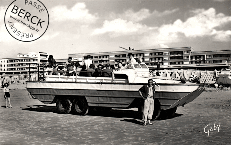 33 - Le Bateau Amphibie et les Nouveaux Immeubles sur l'Esplanade