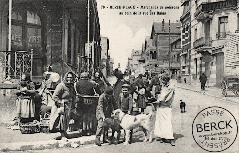 70 - Marchands de poissons au coin de la rue des Bains