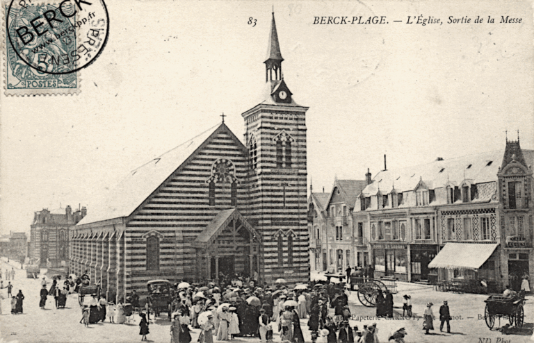 83 - L'Eglise , Sortie de la Messe
