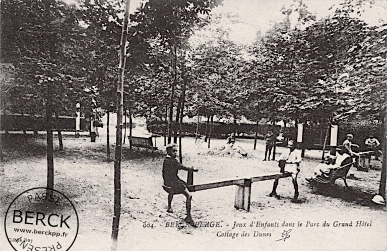 904 - Jeux d'Enfants dans le Parc du Grand Hôtel Cottage des Dunes